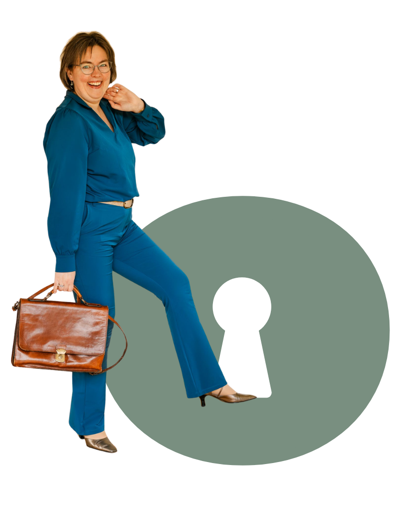 Olga met tas van MakelaarsContent stapt met been in sleutelgat O